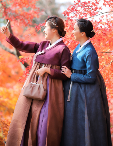 two women in tradition Korean hanbok