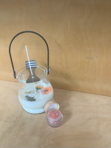 Scented candle with lip scrub