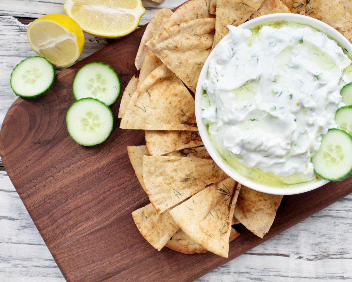 Tzatziki with pita chips