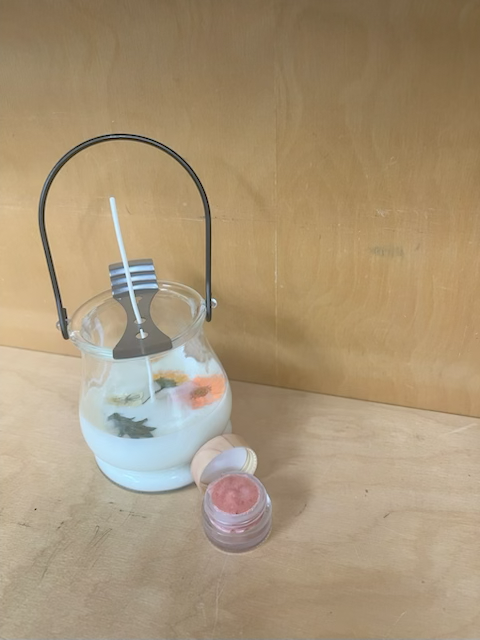 Scented candle with lip scrub