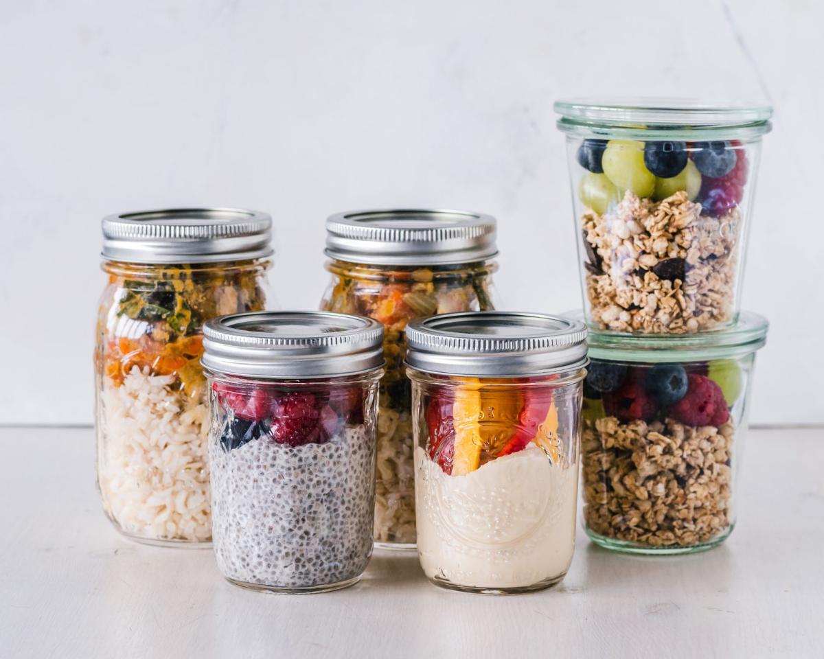 image of jars of overnight oats with varying fruits